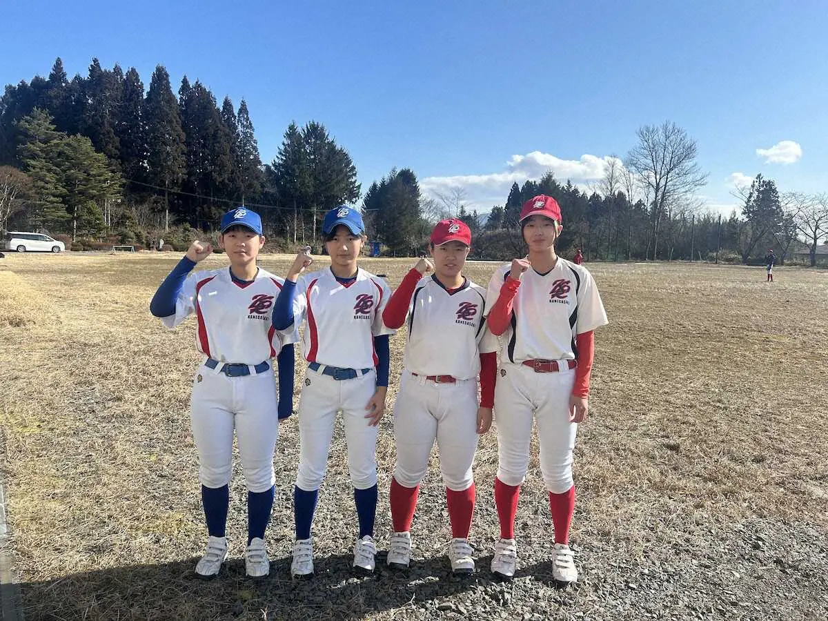 【画像・写真】金ケ崎リトルシニアに所属する大和田（右）ら4人の女子戦士（撮影・柳原　直之）