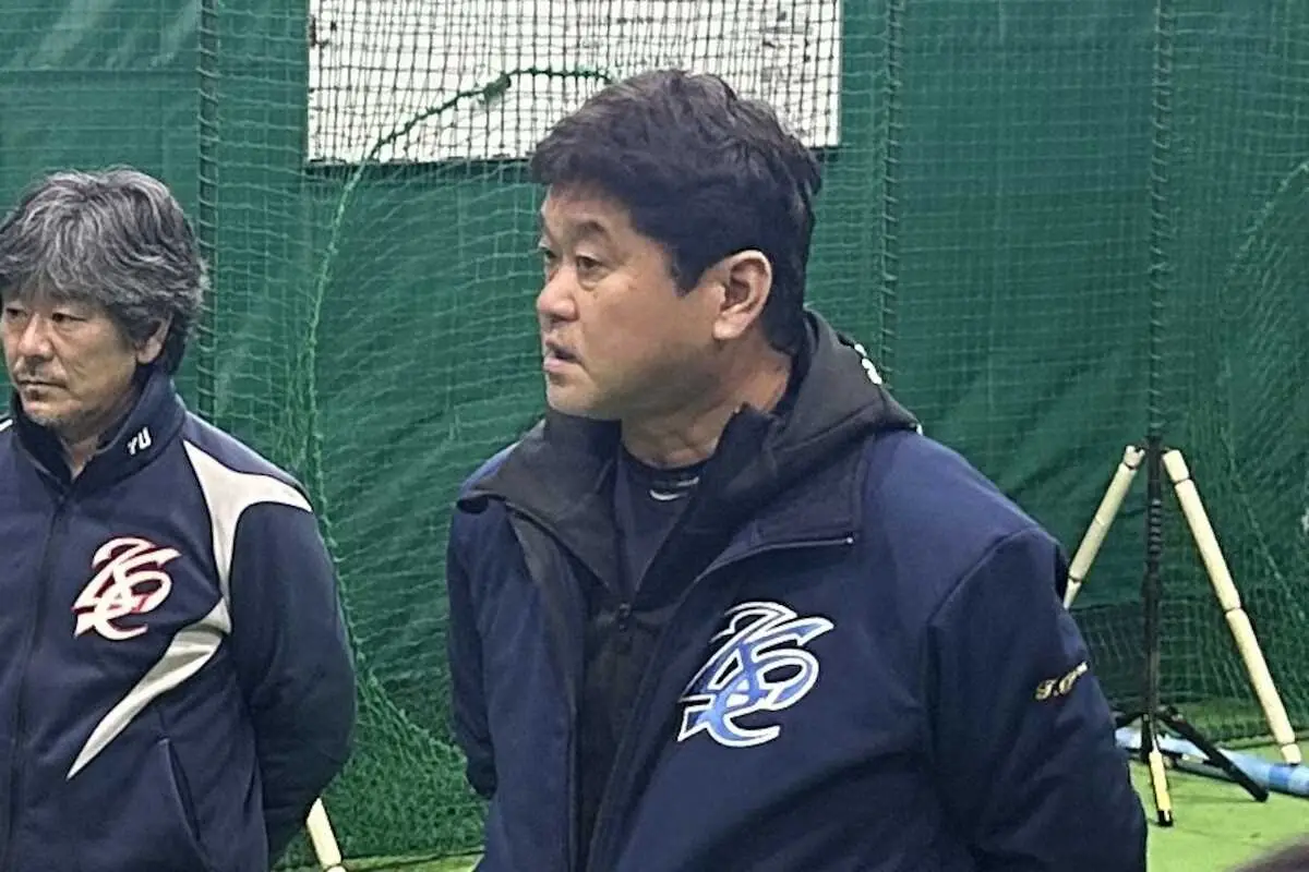 【画像・写真】練習後にミーティングで話す大谷監督（撮影・柳原　直之）