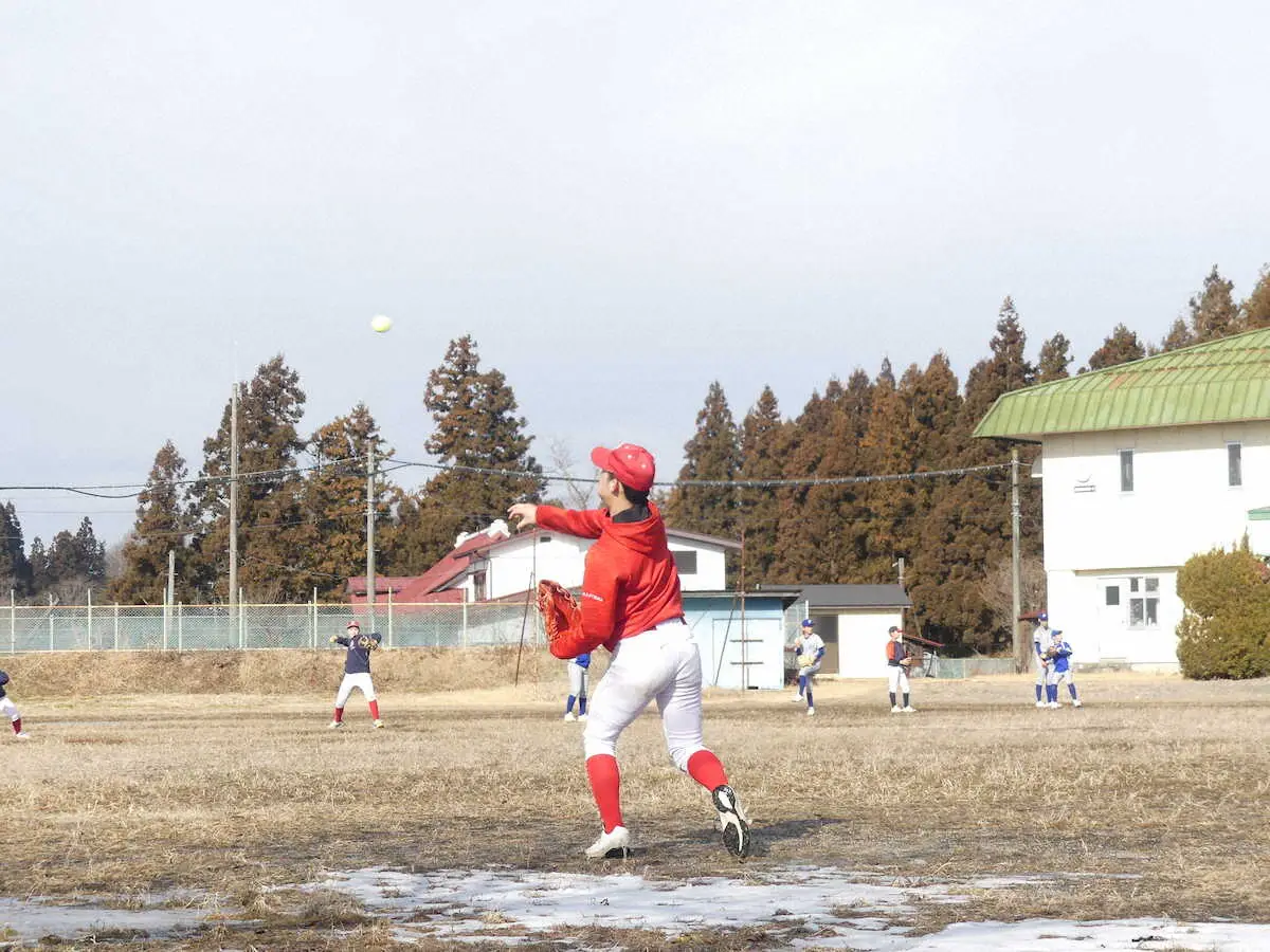 【画像・写真】雪が残るグラウンドでキャッチボールを行う金ケ崎リトルシニアの選手たち（撮影・柳原　直之）