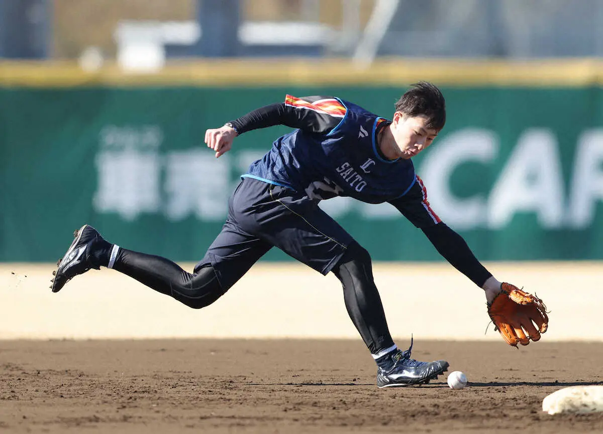 【画像・写真】＜西武新人合同自主トレ＞ノックを受ける斎藤（撮影・松永　柊斗）