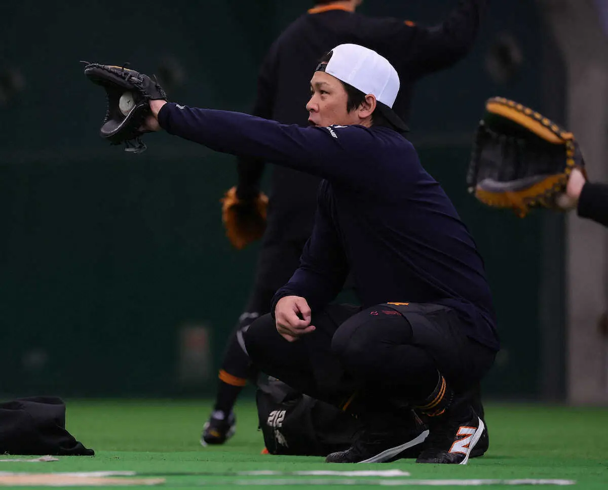 【画像・写真】巨人・甲斐　4年目右腕・京本に「明豊高校出身やろ」　若手の球受け笑顔の始動「いい一日だった」