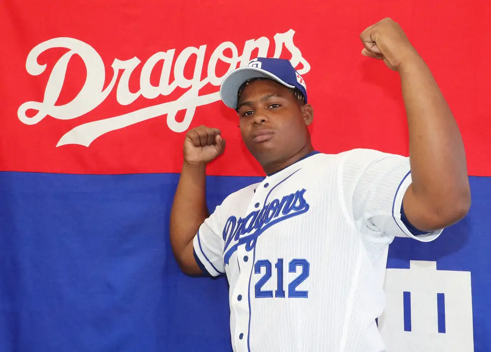 【画像・写真】元中日レビーラをMLB約15球団スカウトが視察　亡命先のドミニカで練習公開　米記者が動画で紹介