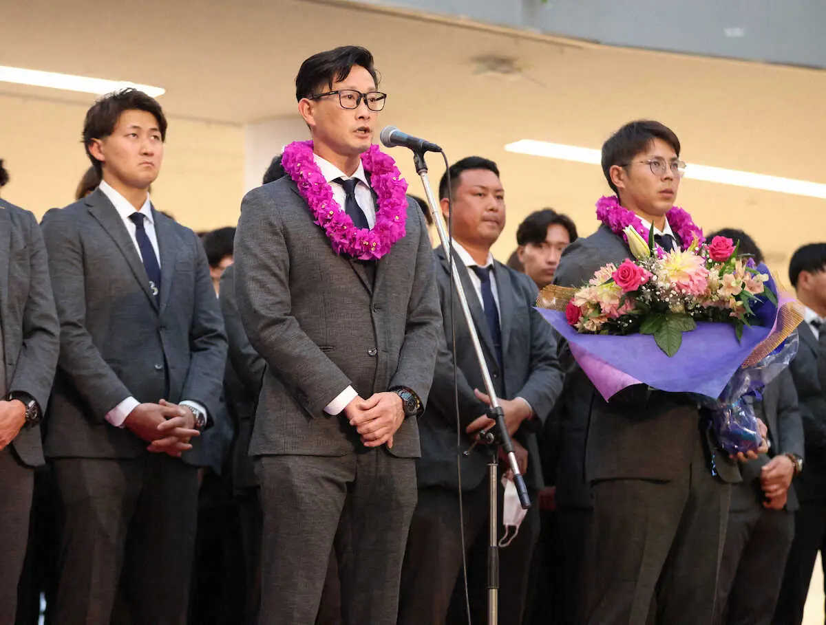 【画像・写真】オリックス・岸田監督「皆さんに喜んでいただけるような結果を」春季キャンプ地の宮崎入り