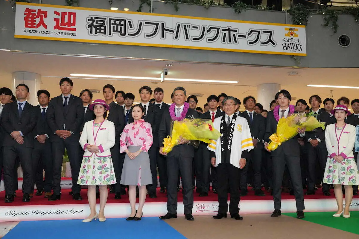【画像・写真】ソフトバンクがキャンプ地の宮崎入り　小久保監督「2025型のホークスの基礎をつくる1カ月」