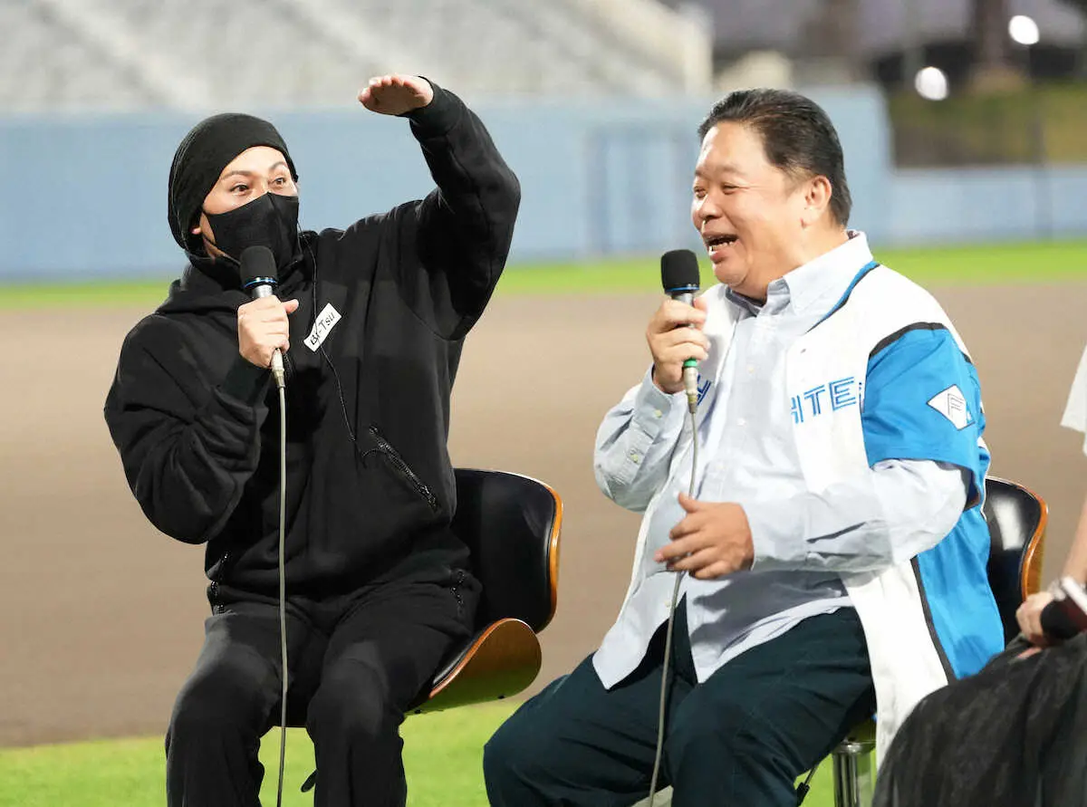 【画像・写真】日本ハム・新庄監督大感激　名護で恒例花火ショー　今年は増量2000発！「花火大会のようで感動」