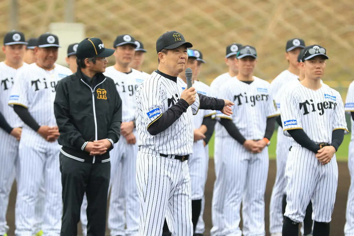 【画像・写真】阪神2軍キャンプインで、いきなり“カツオ節”炸裂！「僕のタオルかざしてくれて」糸原にはムチャぶり