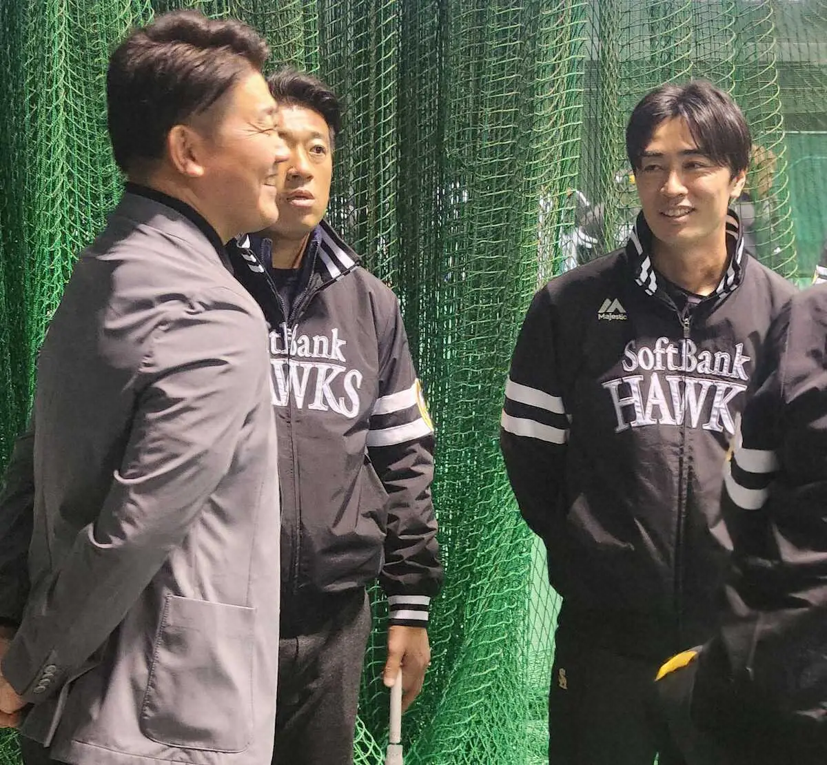 【画像・写真】キャンプ初日　松坂大輔氏はソフトバンクを取材　雨でのスタートも「逆にいいのでは」　その理由とは…