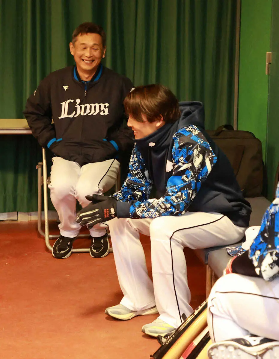 【画像・写真】西武・源田壮亮　正遊撃手の座を返上「必死になってやっていきたい」　ファンサも充実、覚悟のキャンプイン