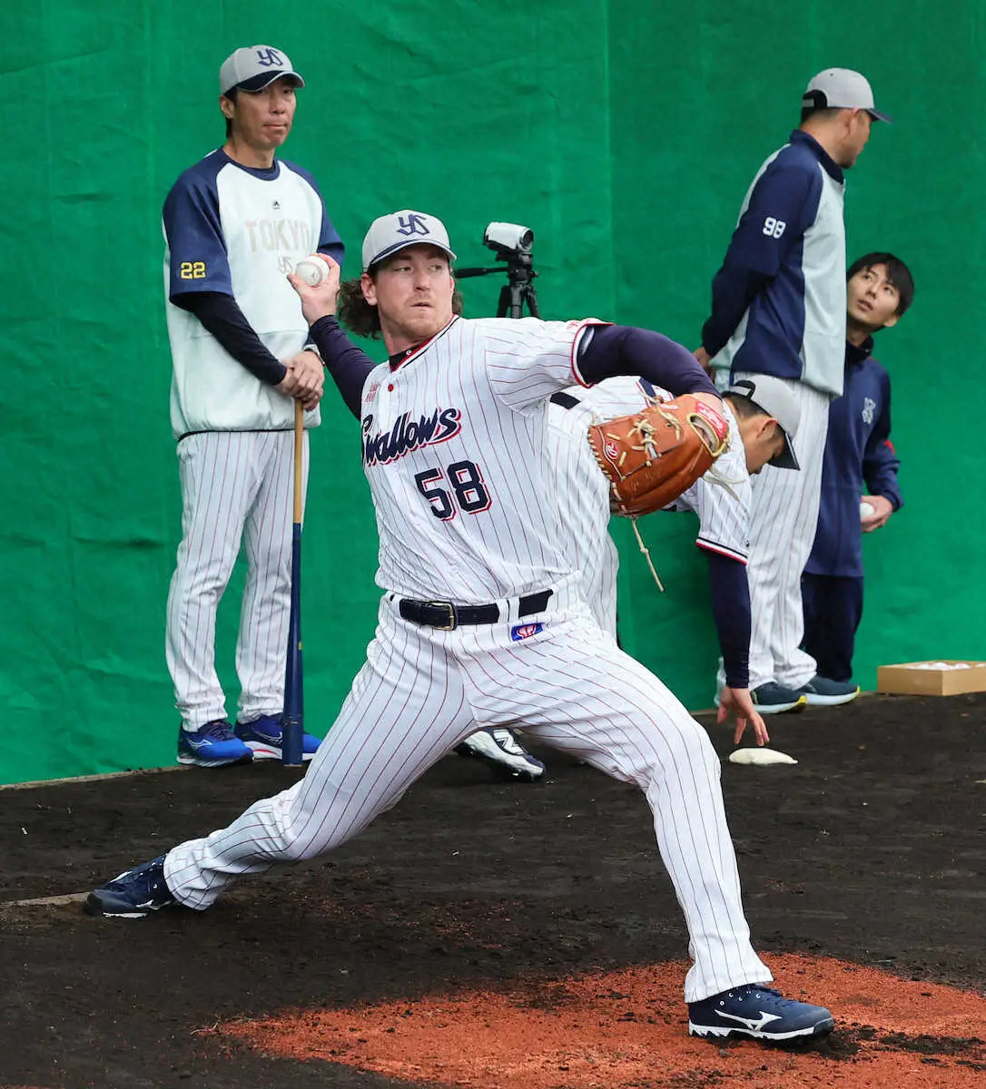 【画像・写真】ヤクルトの新助っ人2人が初日からブルペン入り　守護神候補バウマン「日本のボールの方が投げやすい」