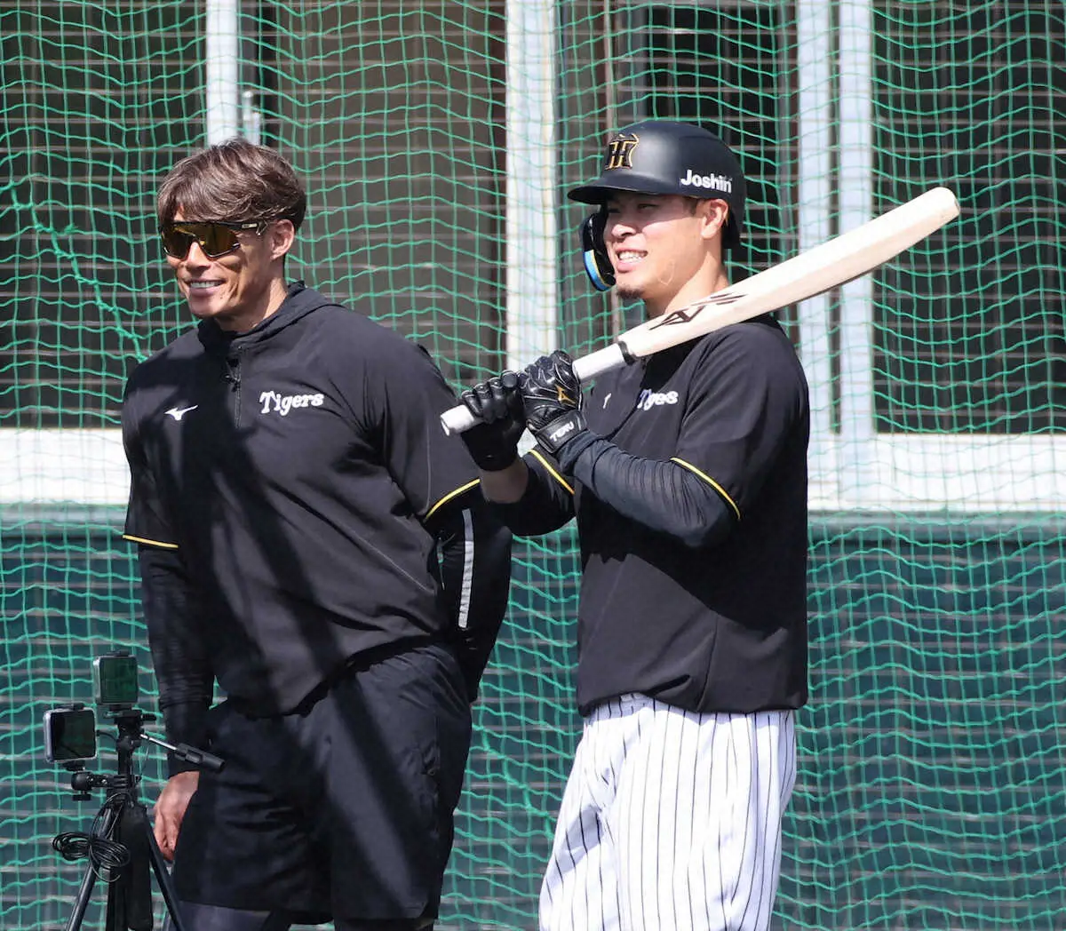 【画像・写真】阪神・佐藤輝　大谷流クリケット打法で逆方向へ快音連発　糸井臨時コーチ「めちゃめちゃよかった」