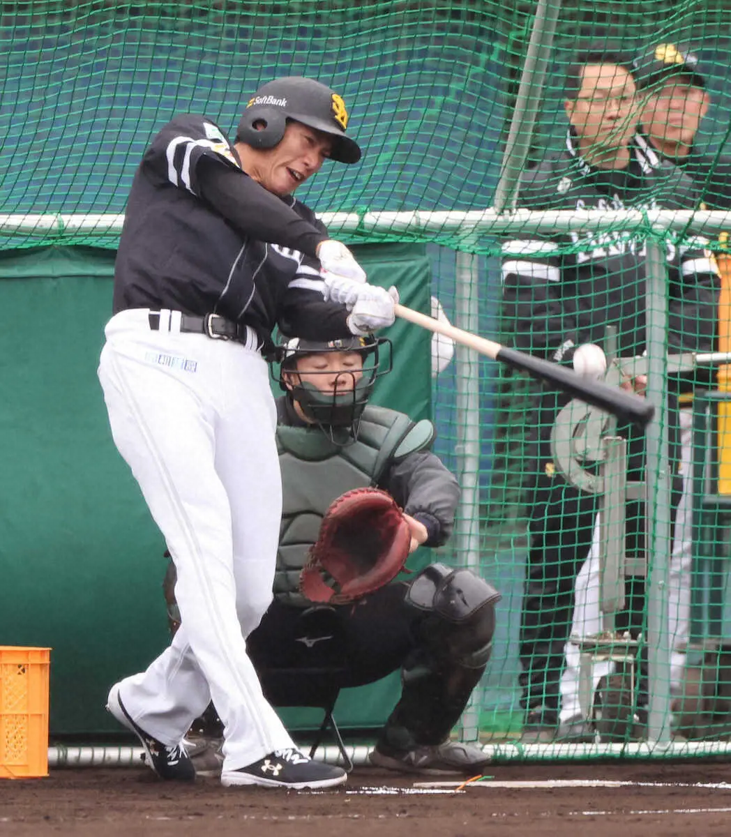 【画像・写真】ソフトバンク・柳田に“黄金バット”　「これいいんすよ。めっちゃ重いっす。ぎりぎり満振りできるレベル」