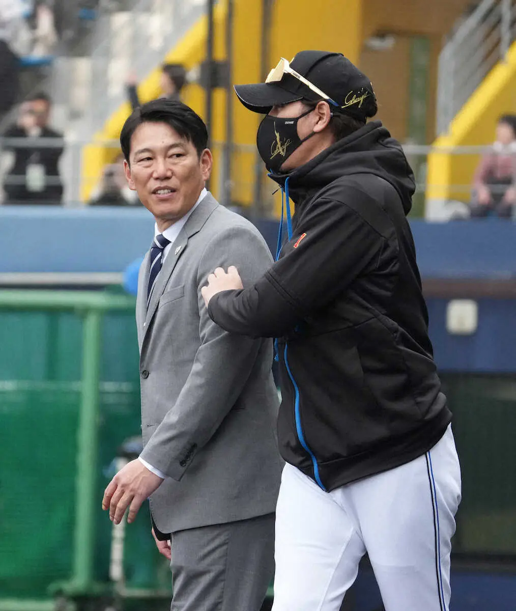 【画像・写真】侍J井端監督が日本ハムキャンプを視察　栗山CBOやメンバー候補とあいさつ