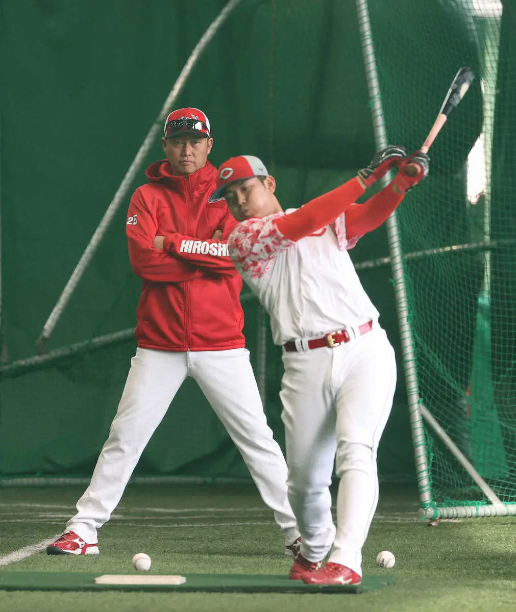 【画像・写真】広島ドラ4渡辺に緊急“新井塾”　早出練習で約50分間マンツーマン指導