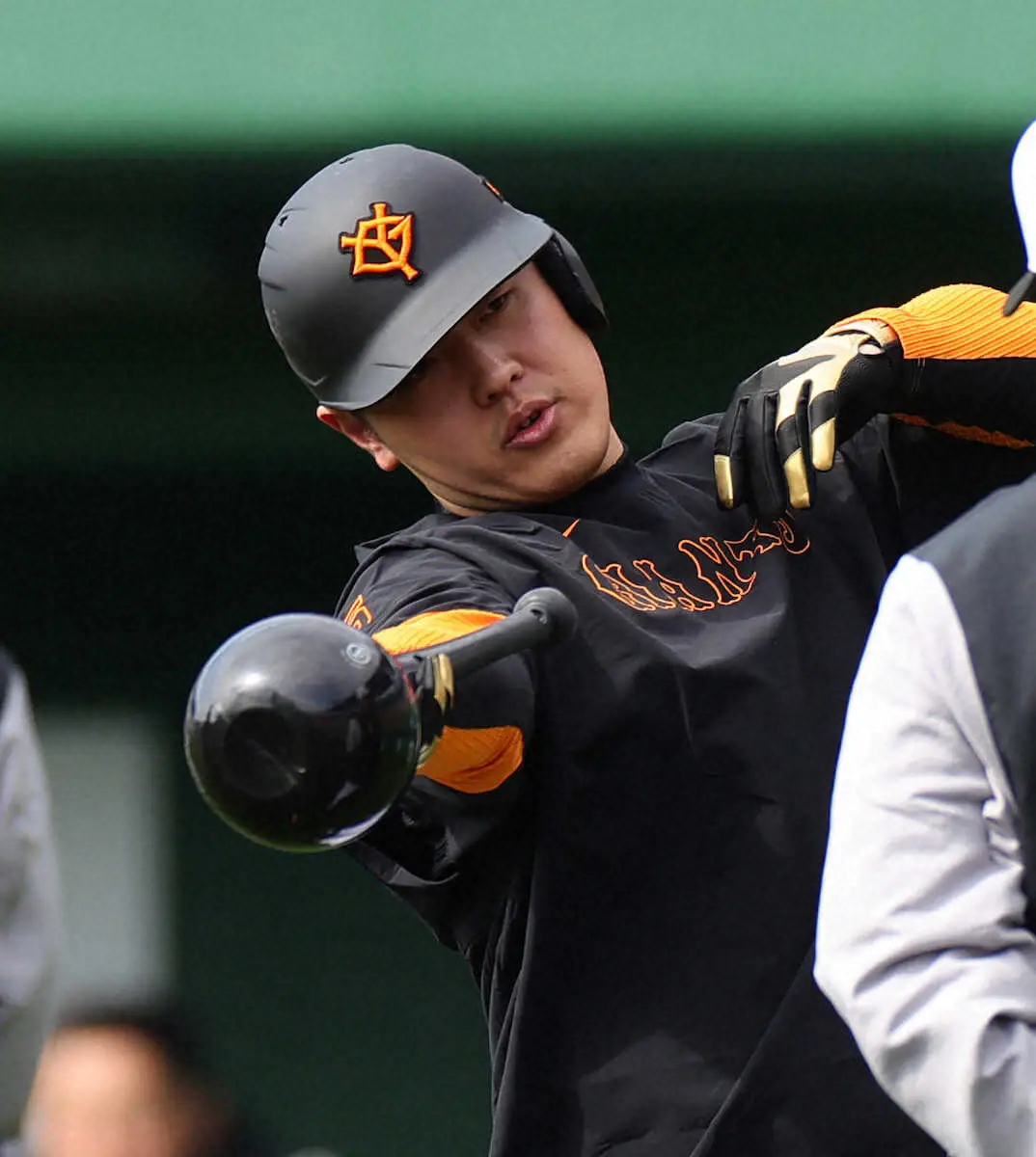 【画像・写真】巨人・岡本　マラカス弾！キャンプ初屋外フリー打撃で8本柵越え　回旋力上げるRMTクラブ導入