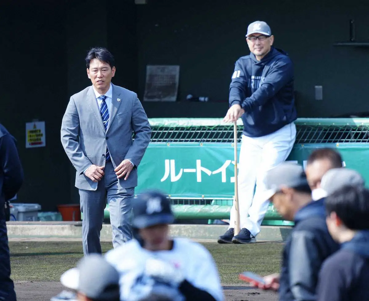 【画像・写真】侍ジャパン・井端監督　ロッテキャンプ訪問　ドラ1新人・西川は「今後見ていく」