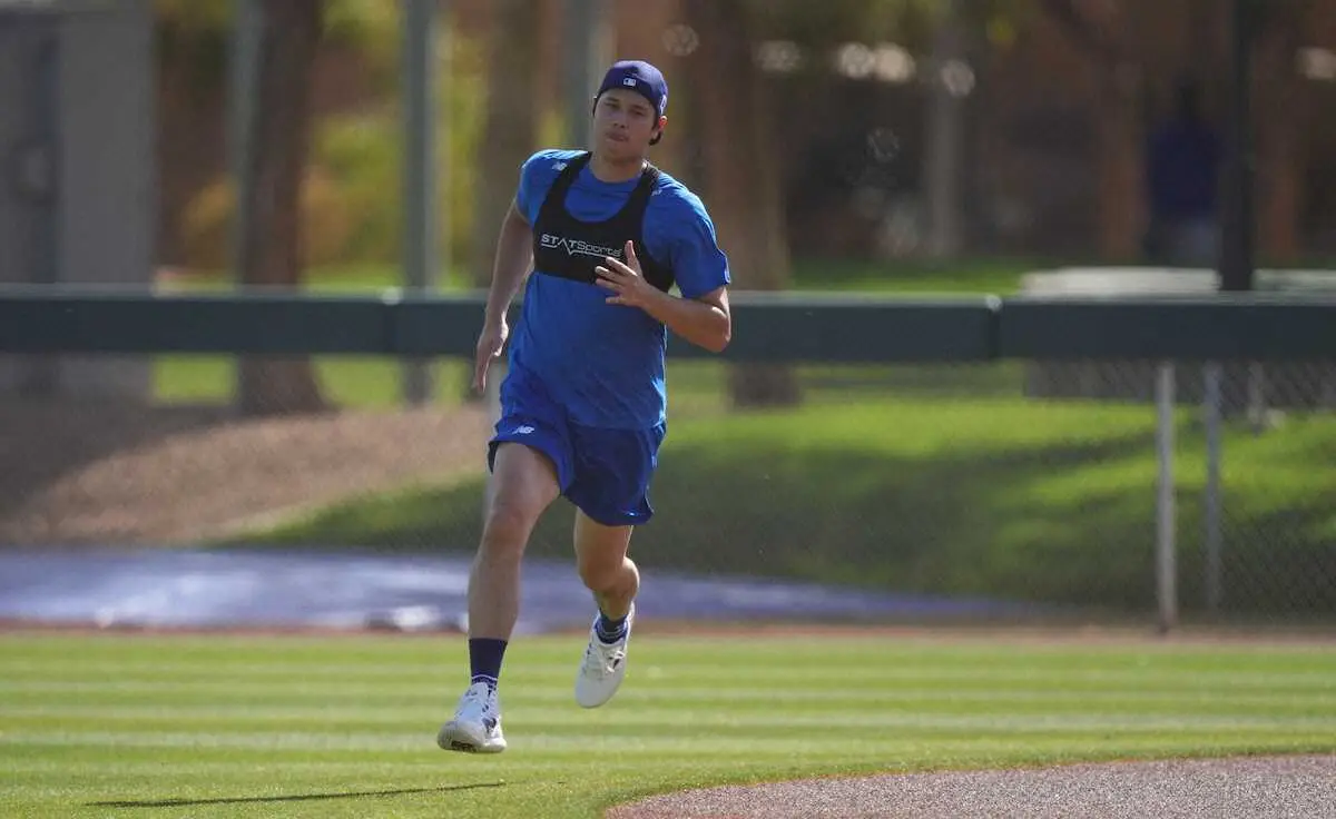 【画像・写真】大谷翔平の25年スタート！キャンプ地で自主トレ、壁当てなど投球練習も　集合日より1週間ほど早く登場