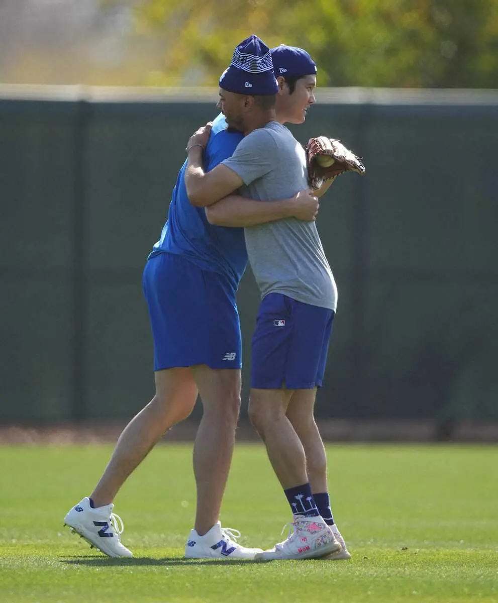 【画像・写真】＜大谷自主トレ＞ベッツ（右）とあいさつを交わす大谷（撮影・沢田　明徳）