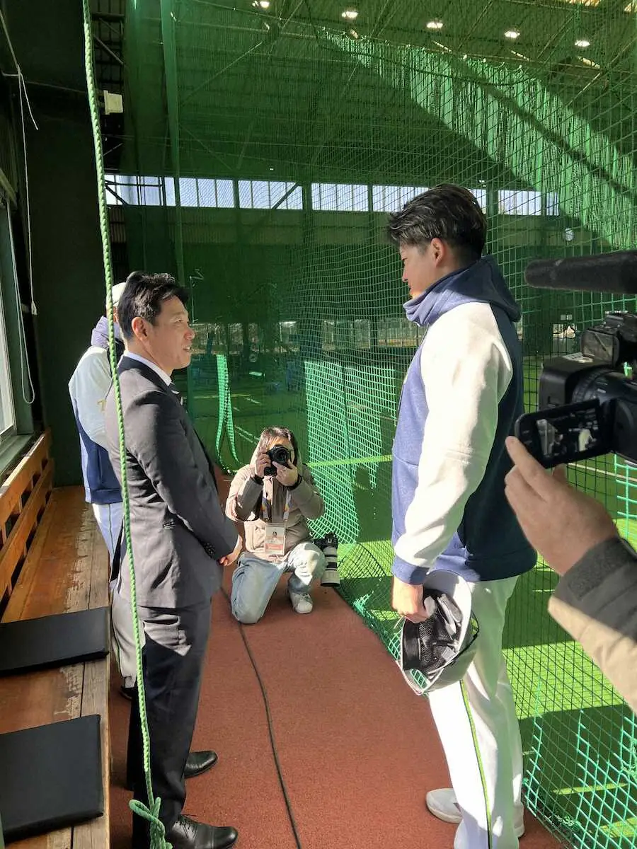 【画像・写真】侍ジャパン・井端監督　異例の2軍キャンプ視察　ヤクルト村上、塩見らとあいさつ