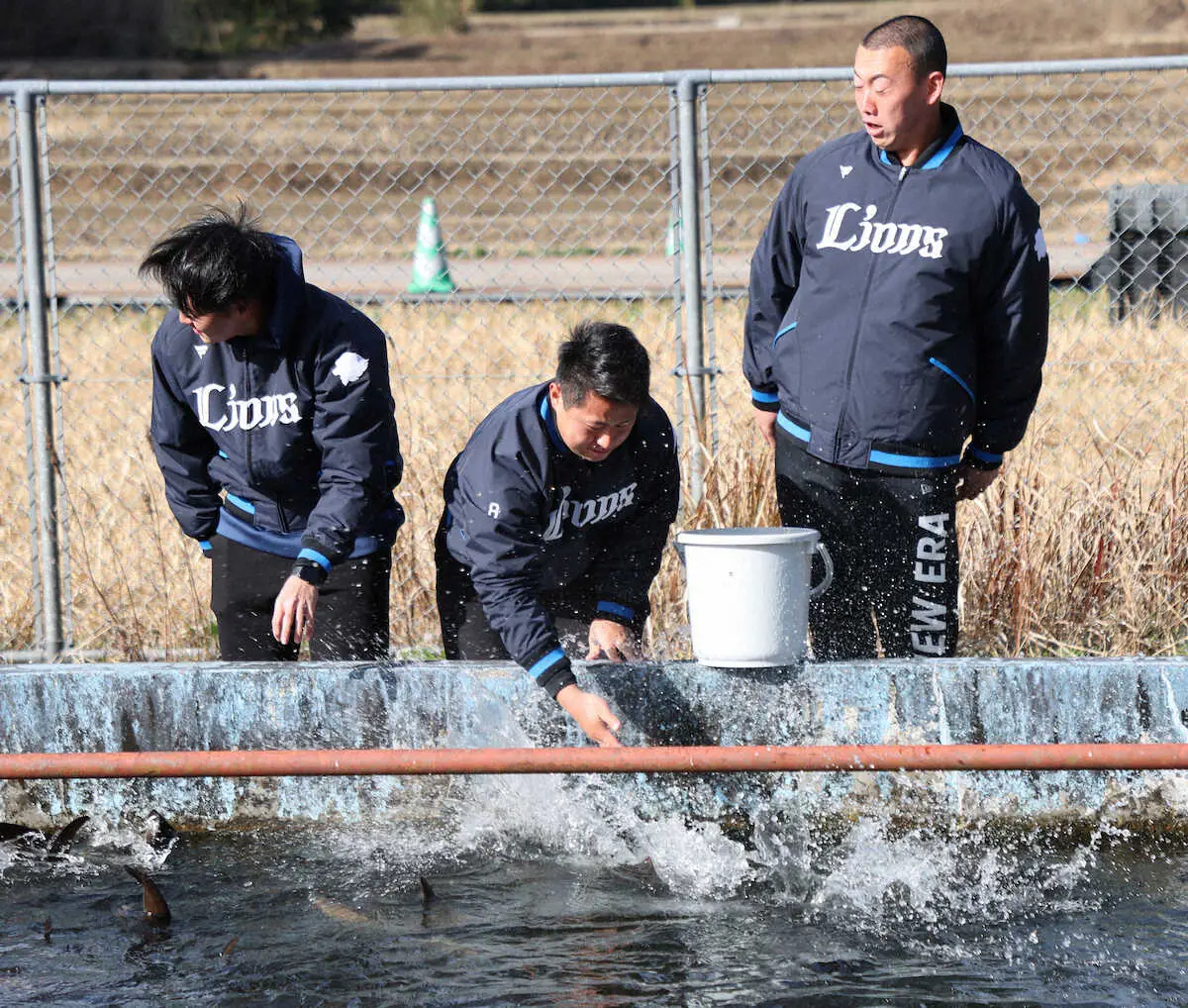 【画像・写真】西武ドラ2渡部聖弥らがキャンプ休日に日南市をPR　芋焼酎に興味示し「ファンを酔わせるようなプレーを」