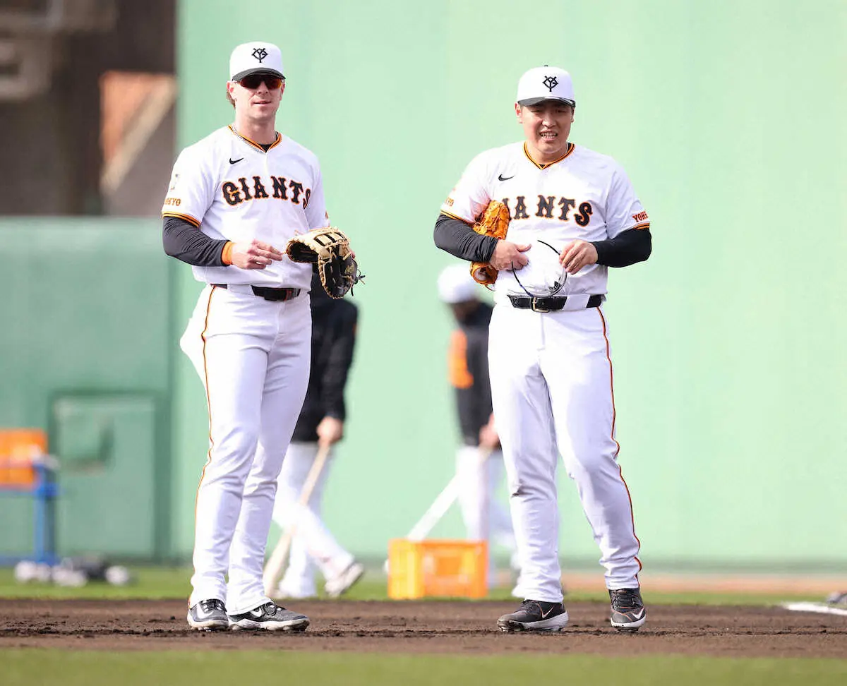 【画像・写真】＜巨人宮崎キャンプ＞キャベッジ（左）と談笑する岡本