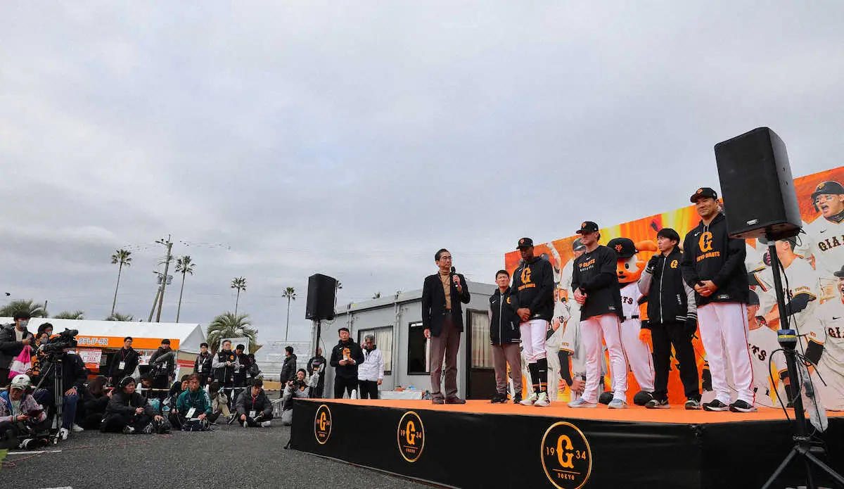 【画像・写真】2日にトークショーを行った（右から）田中将、キャベッジ、マルティネス（撮影・光山　貴大）