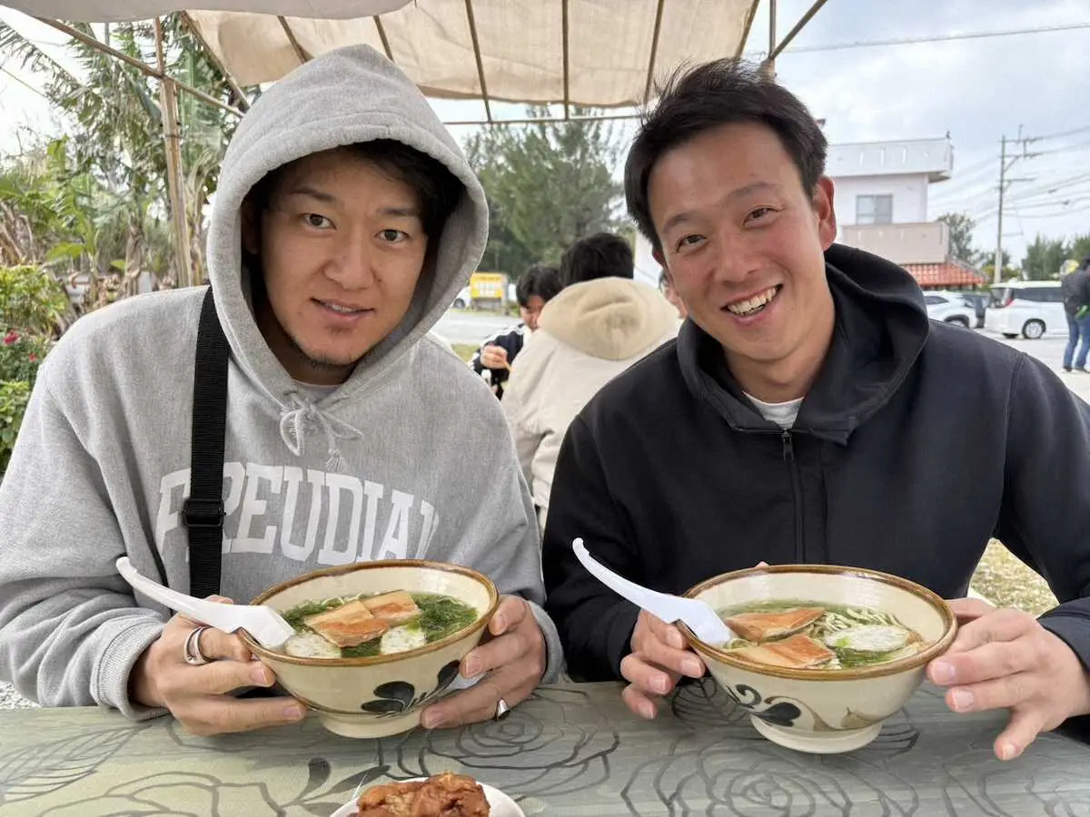 【画像・写真】阪神・岩貞&谷川打撃投手兼用具担当補佐　「優しい味」アーサそばに大満足