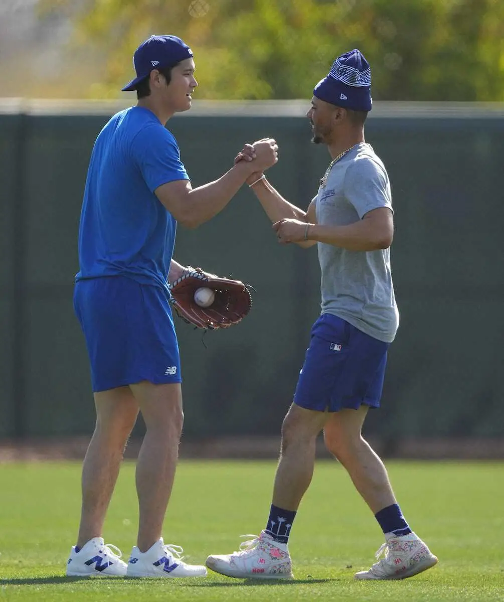 【画像・写真】ドジャース・大谷　相手座らせ実戦さながらキャッチボール　バッテリー組キャンプインへ準備着々