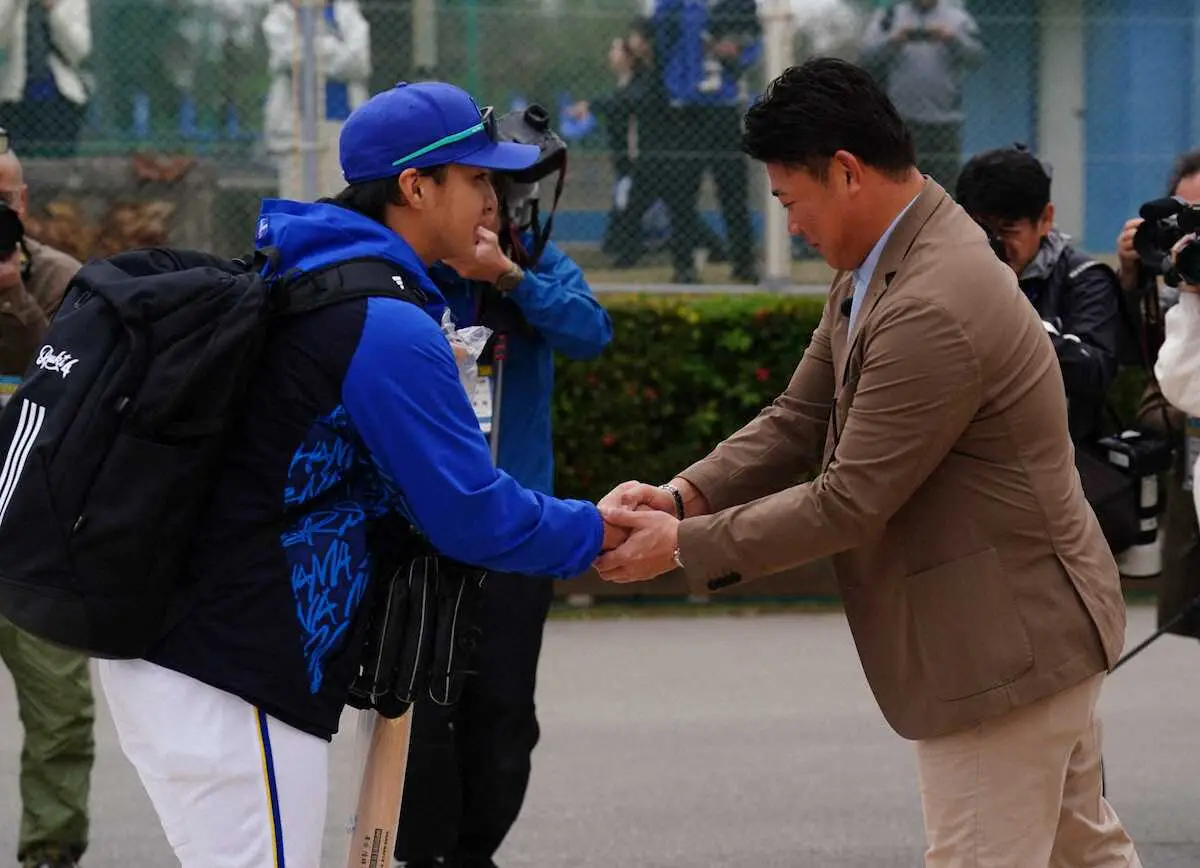 【画像・写真】松坂大輔氏がDeNAキャンプ訪問　横浜高の後輩・筒香、度会とガッチリ握手　「松坂世代」の村田コーチも