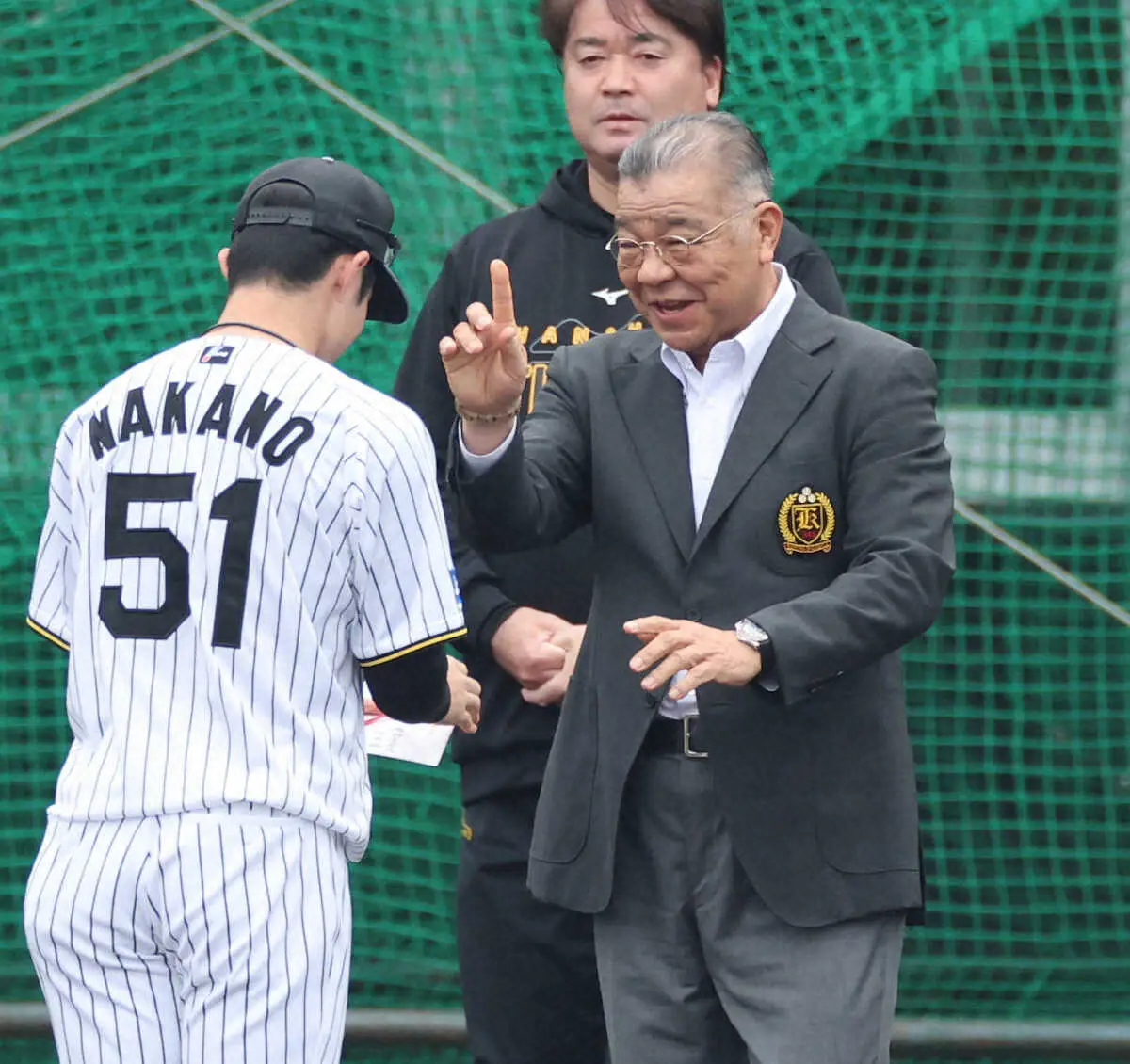 【画像・写真】阪神・掛布OB会長が宜野座キャンプ陣中見舞い　目を引いたのは昨季不調にあえいだ選手会長