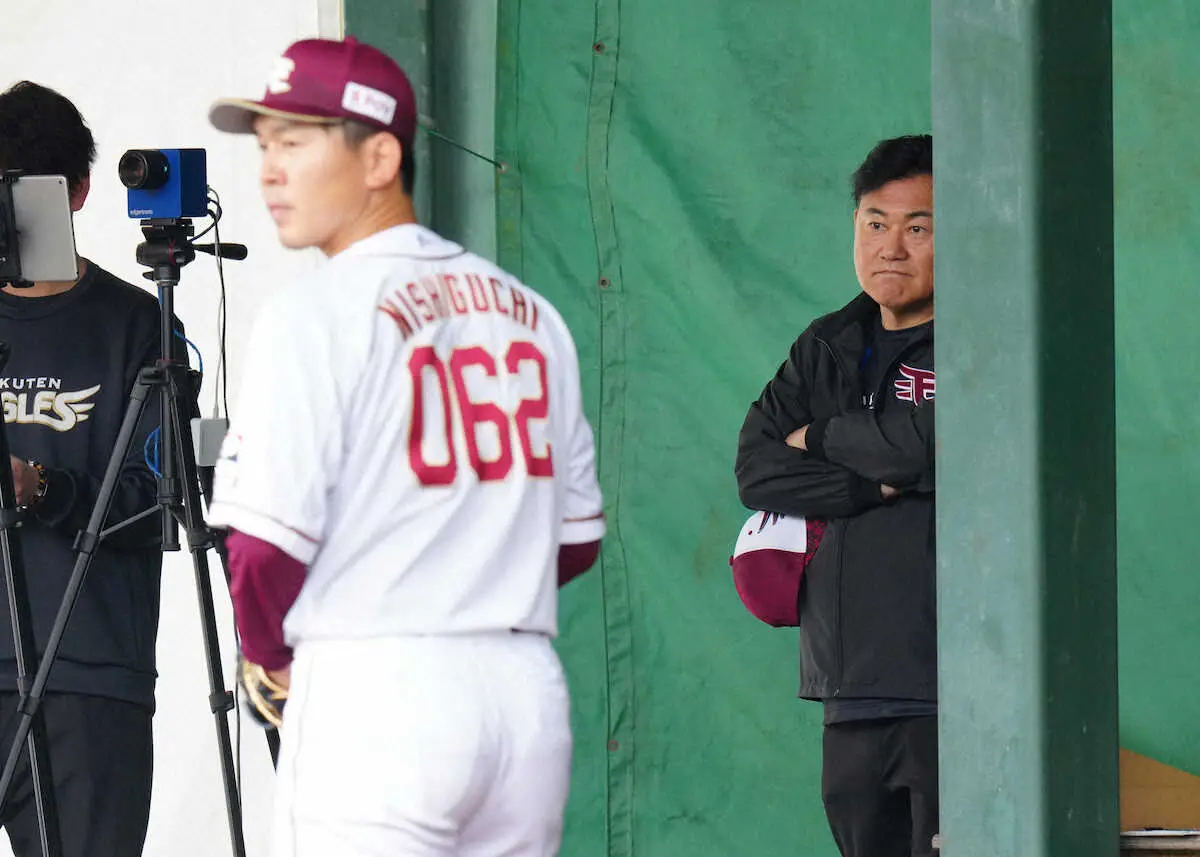 【画像・写真】楽天・三木谷オーナーがキャンプ視察　ブルペンで藤井らに熱視線