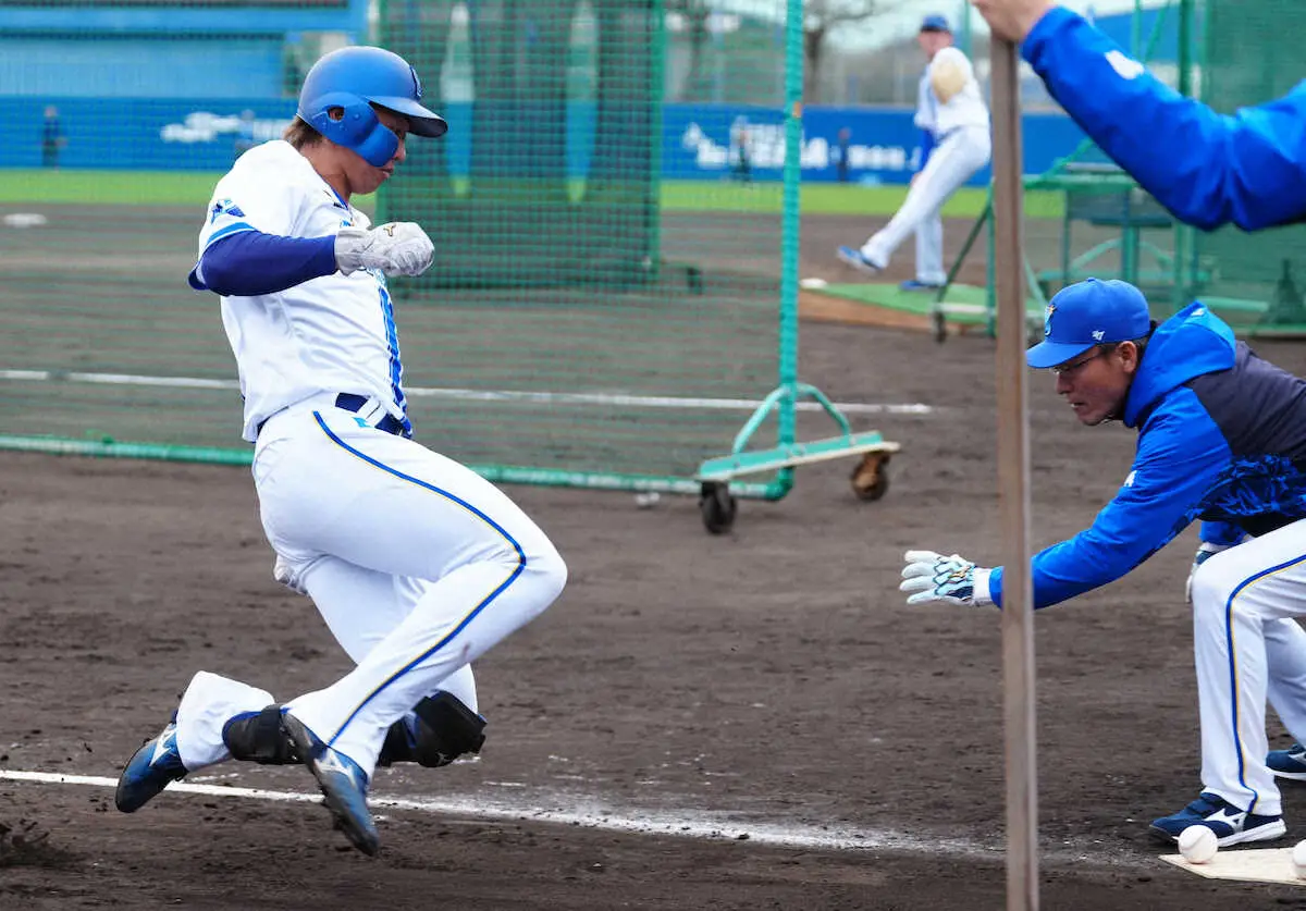 【画像・写真】DeNA・河田コーチ（右）の走塁指導を受ける梶原（撮影・島崎忠彦）