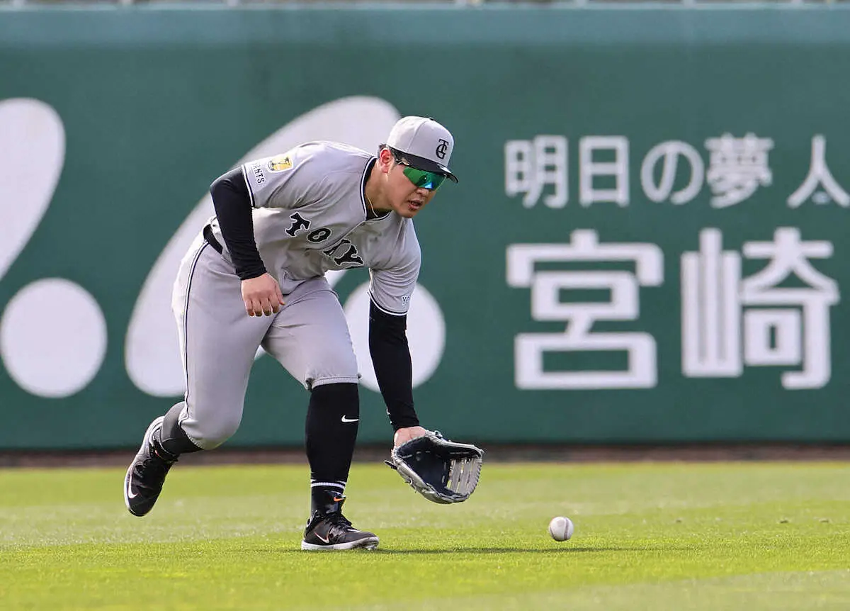 【画像・写真】今季も3ポジション　巨人・岡本ノックで左翼に　阿部監督「ありがたい」