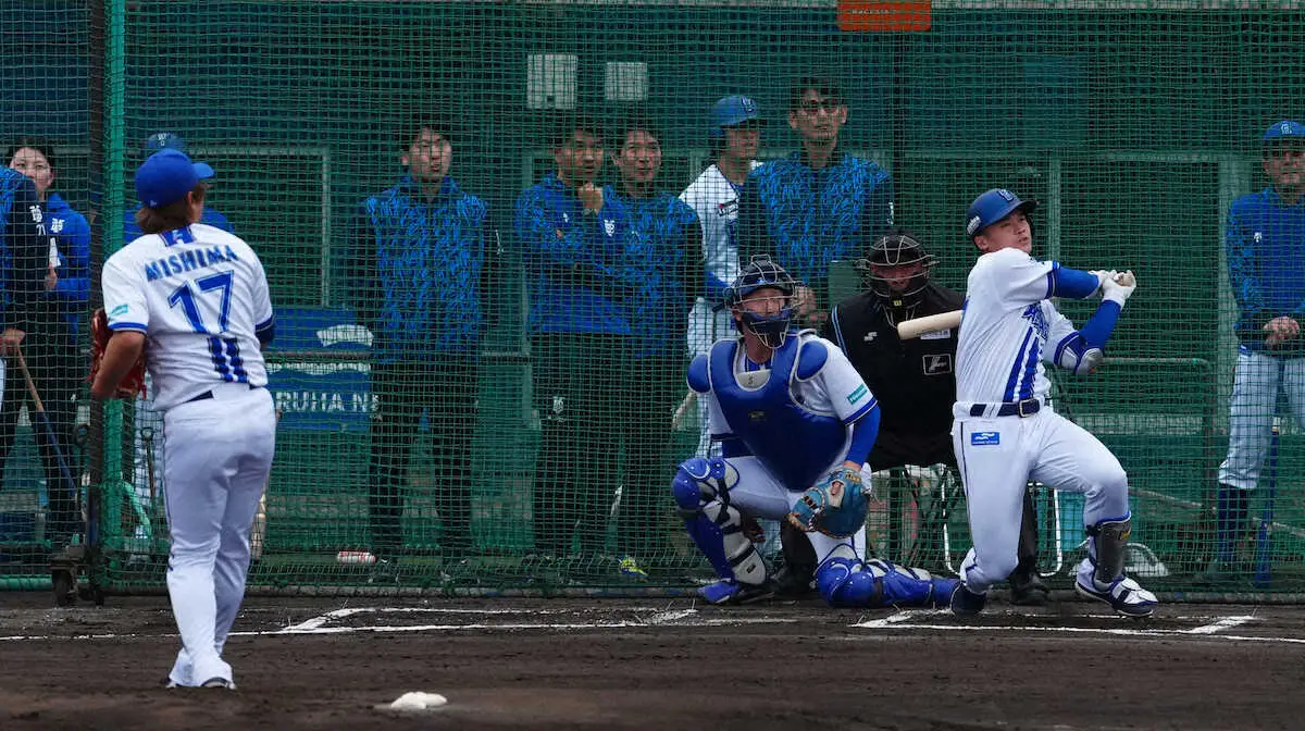 【画像・写真】DeNA・ドラ3加藤“ポスト宮崎”名乗り！初のライブBP2打数2安打1四球 村田コーチは積極性高評価