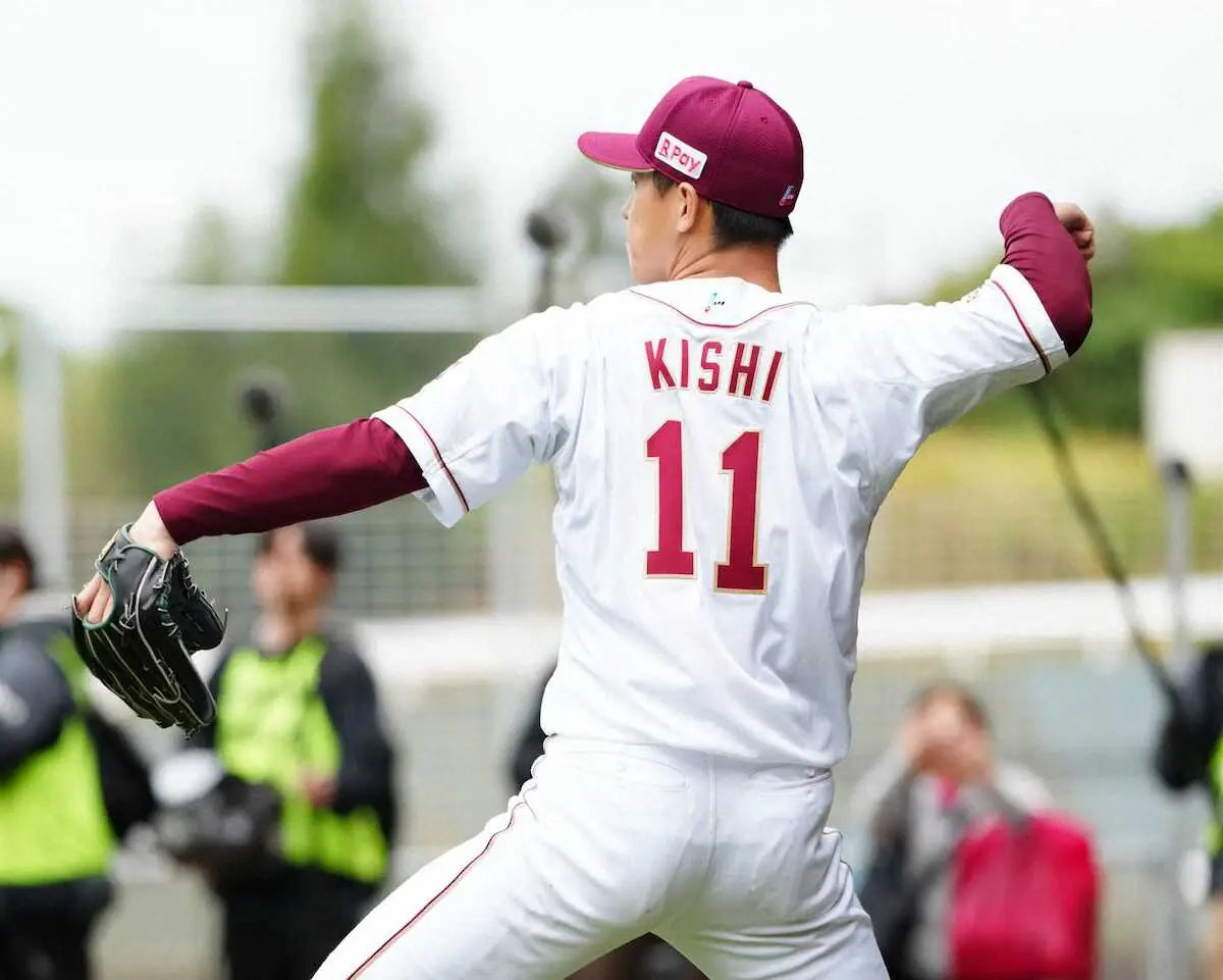 【画像・写真】楽天・辰己がブルペン入り　最速152キロ！背番11の岸ユニホームで登場　三木谷オーナーも笑顔