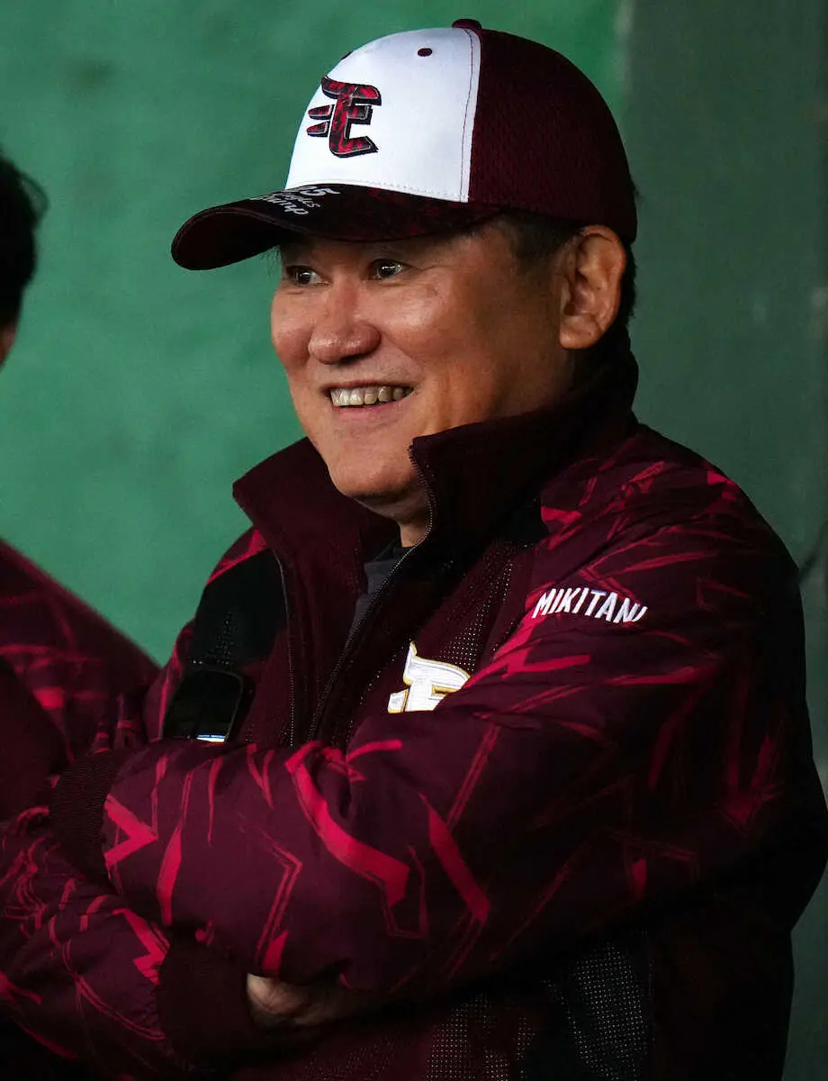 【画像・写真】楽天三木谷オーナーが2日連続のキャンプ視察　ドラ1宗山に「スター性もあるし、しなやか」