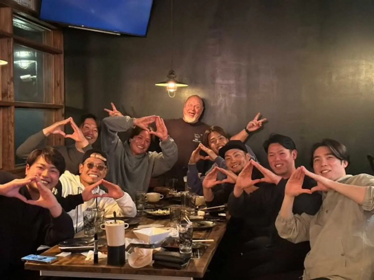 【画像・写真】「北海道会」に参加したメンバーで記念撮影。（左から）松浦、福田、玉井、伏見、店員、杉浦、伊藤、根本、片岡マネジャー（写真提供・伏見）