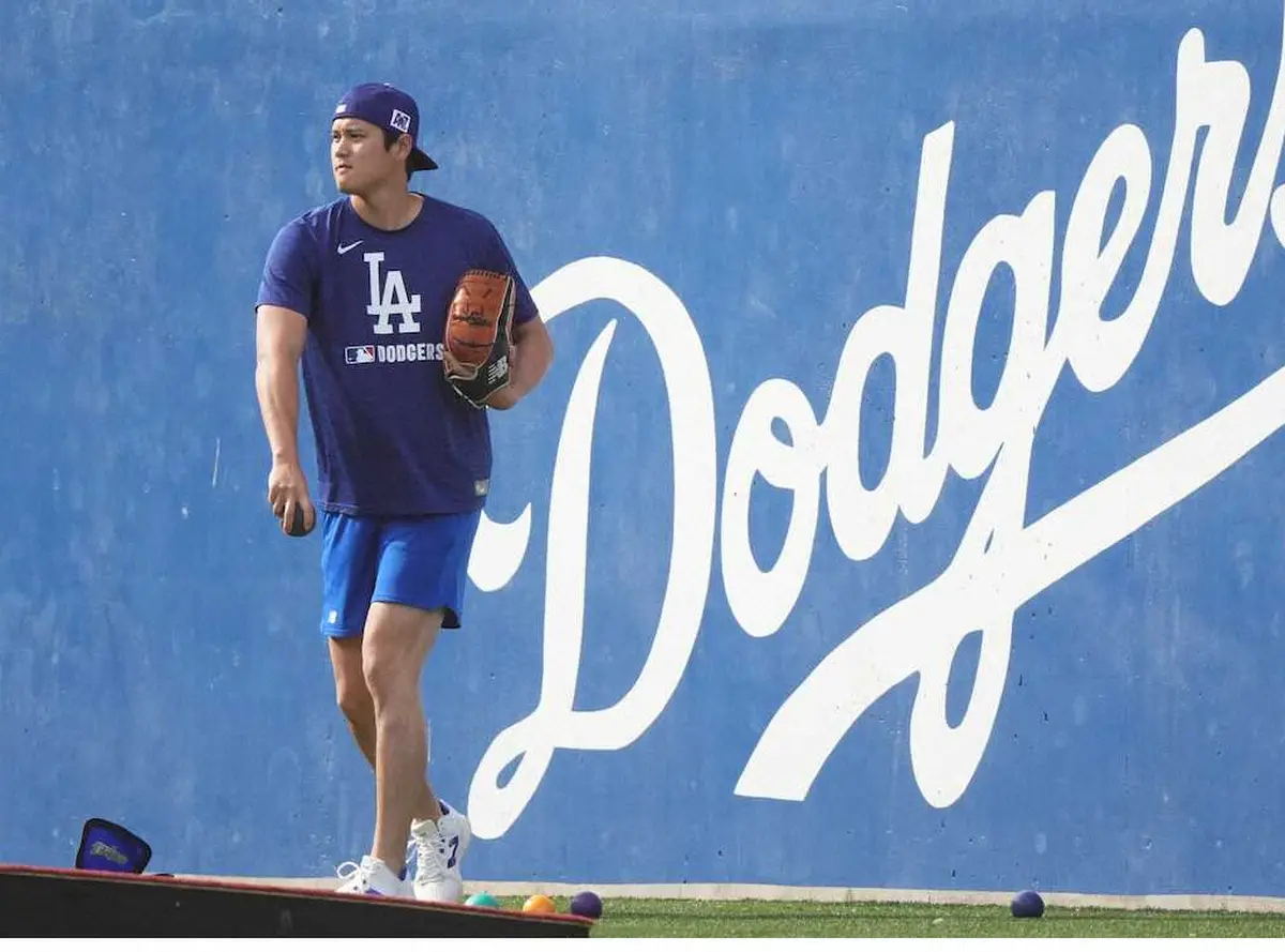 【画像・写真】傾斜での壁当てを繰り返す大谷（撮影・沢田　明徳）