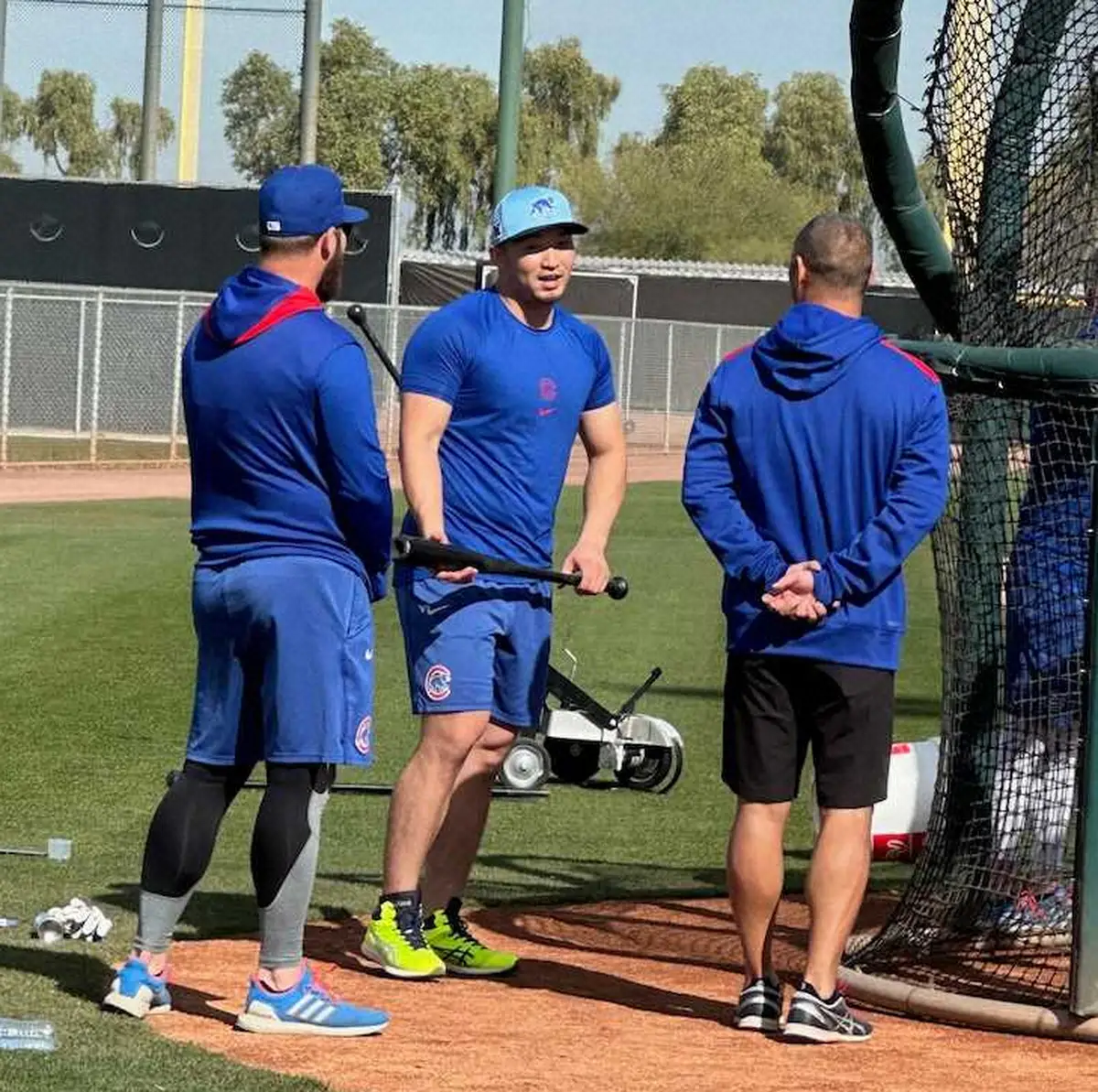 【画像・写真】フリー打撃の合間にスタッフと笑顔で話すカブス・鈴木（撮影・笹田　幸嗣通信員）