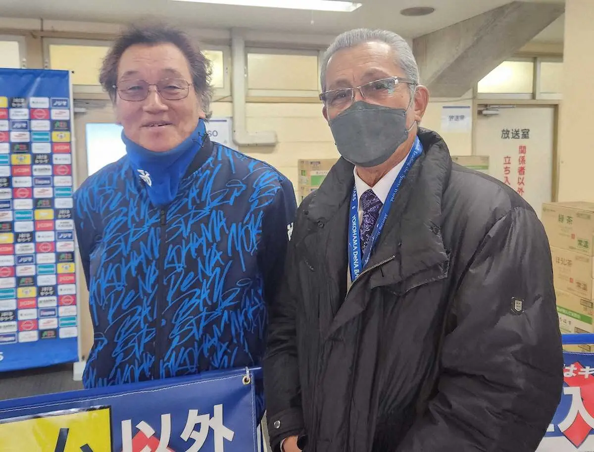 【画像・写真】元中日監督の森繁和氏　宜野湾のDeNAキャンプを訪問して田代富雄コーチと笑顔の再会　同学年の旧友