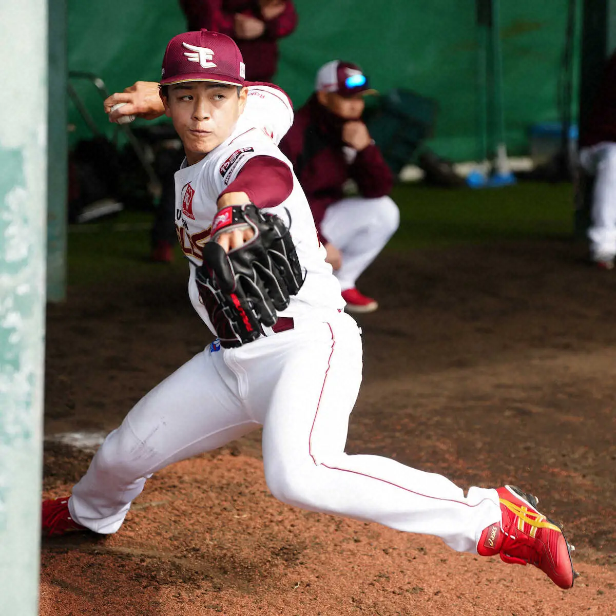 【画像・写真】楽天ドラ3の中込陽翔がブルペンで多彩な変化球を披露　石井貴投手コーチも「器用」と評価