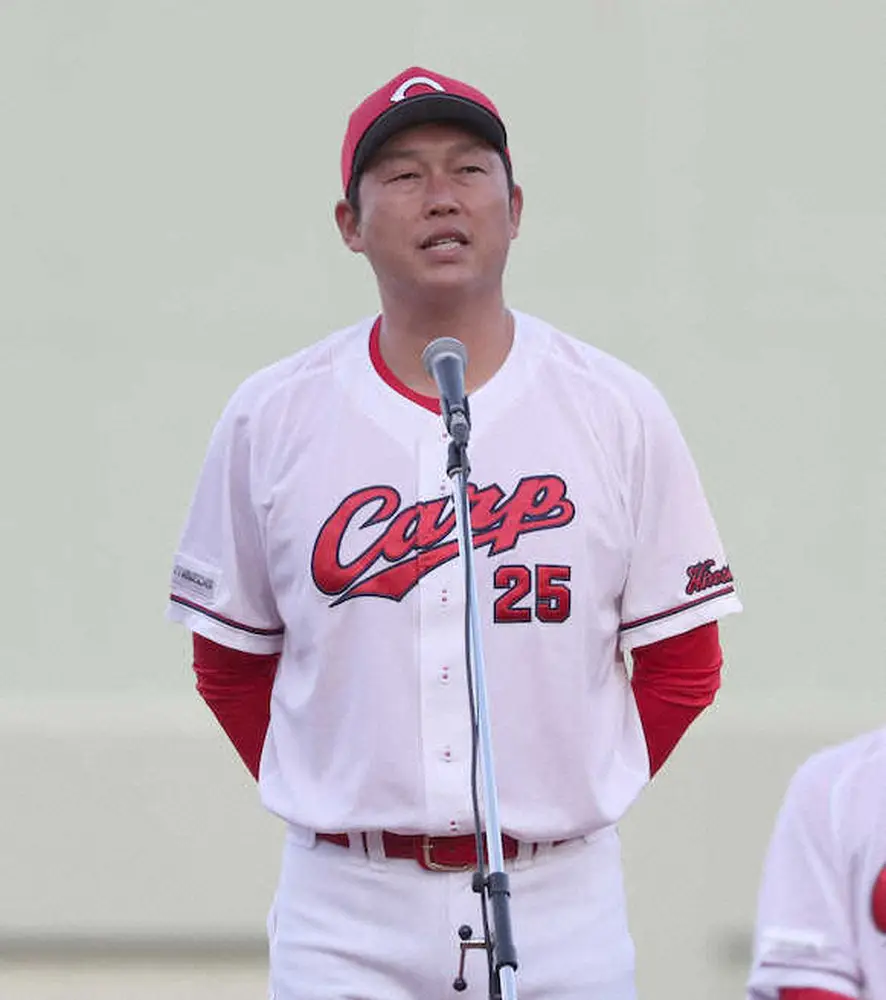 【画像・写真】広島・新井貴浩監督　肌が美しい秘けつにあの荒行を挙げる「ヒートプロテインってやつですか」