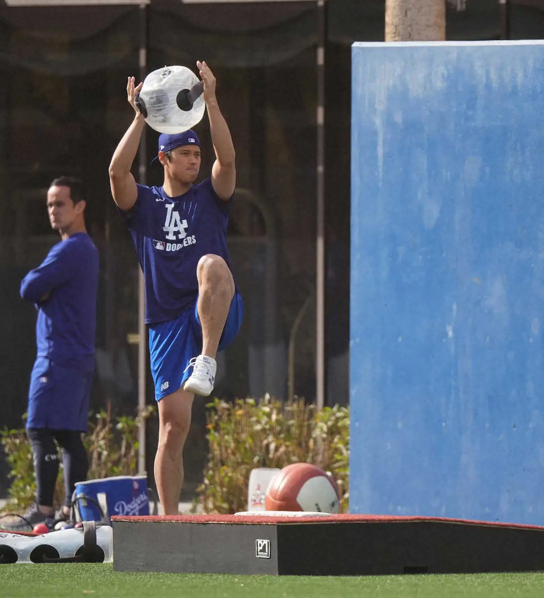 【画像・写真】ドジャース・大谷　投手復帰へ新兵器！水入りの球体「アクアバッグ」で究極の全身トレ