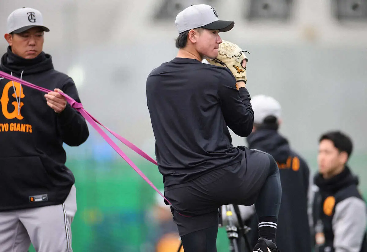 【画像・写真】巨人・井上　前から後ろからチューブトレ「下半身で粘れるように」内海流直伝でチーム引っ張る