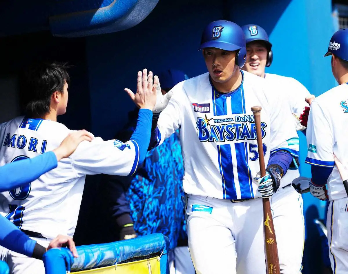 【画像・写真】DeNA・山本　再出発チーム1号！初紅白戦で特大弾　今季は最後まで正捕手「やるぞ」