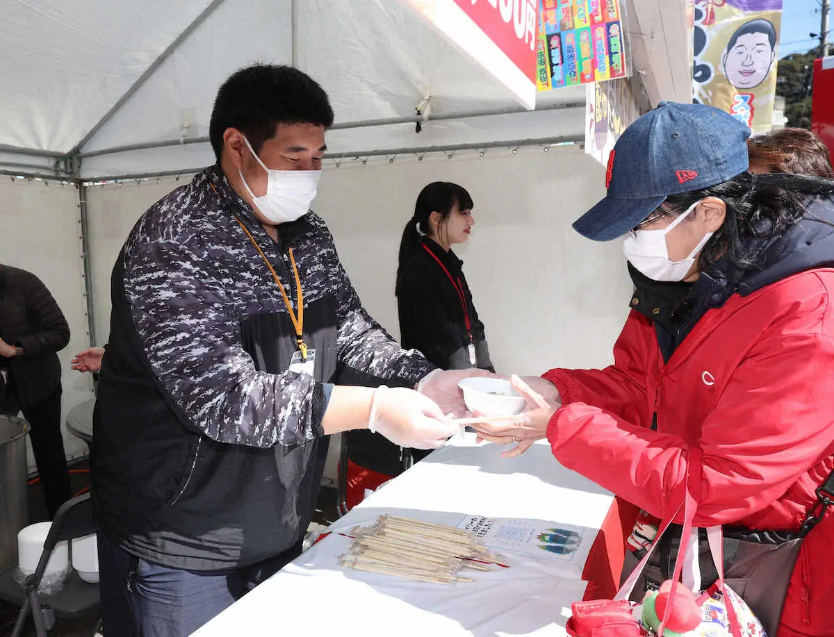 【画像・写真】広島の春季Cちゃんこ鍋の振る舞いイベントは大盛況　長谷川記者監修「ちゃんこ鍋の素―しお味―」