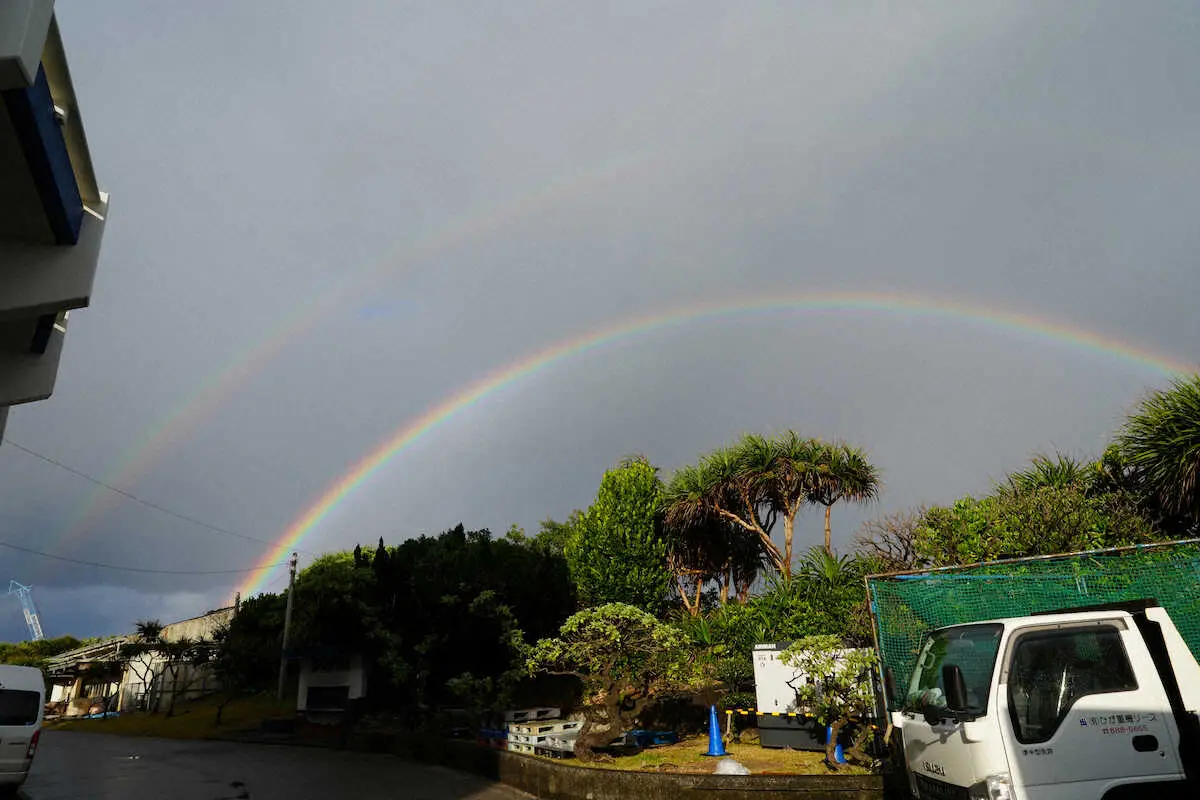 【画像・写真】DeNAキャンプ地に完全体の「虹」が出現　日本一連覇へ御利益と手を合わせる関係者続出！