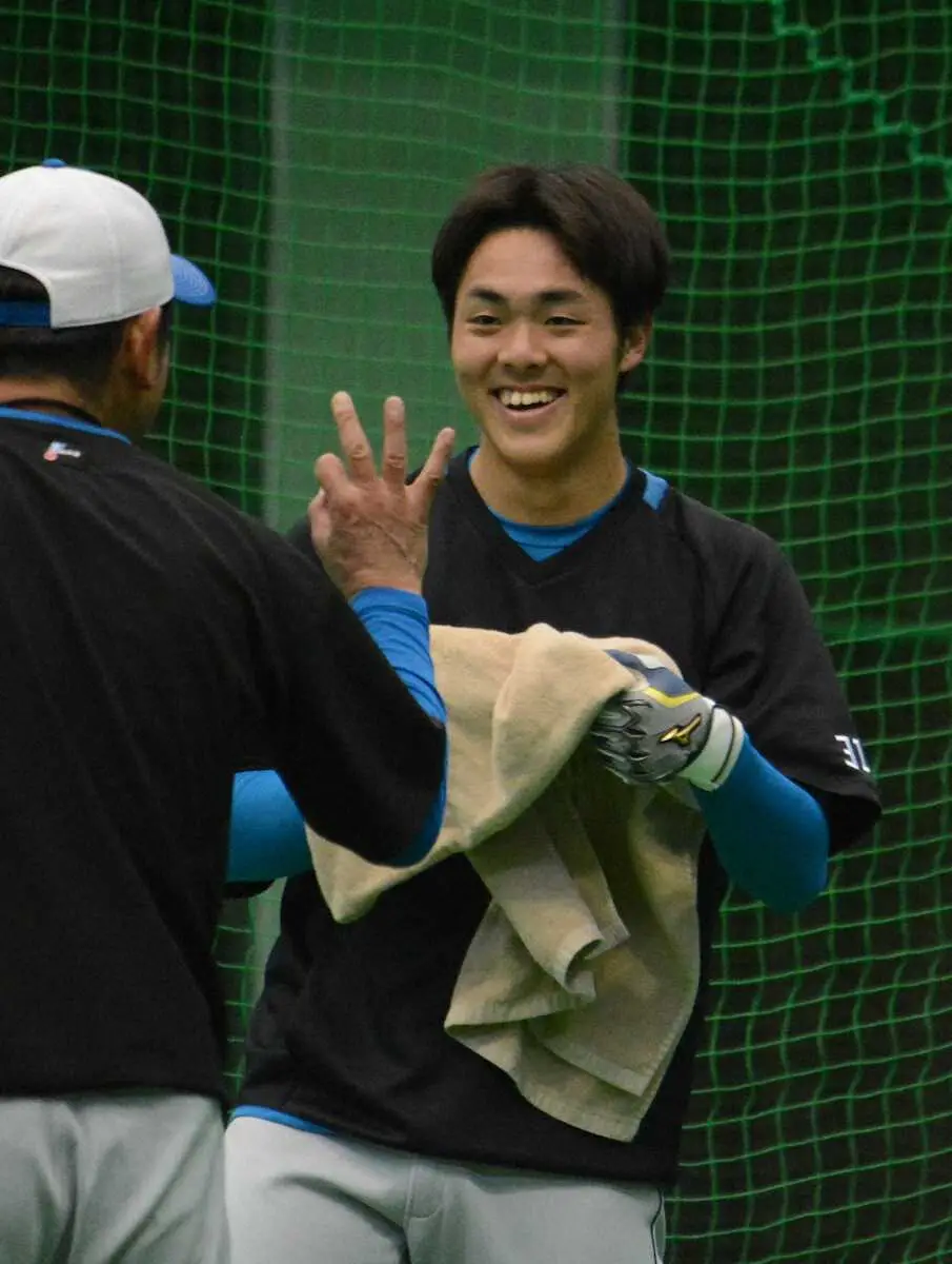 【画像・写真】日本ハム　ドラ1ルーキー・柴田“プロ1号”　初の屋外フリー打撃で鋭い打球を連発
