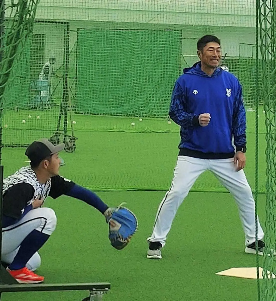 【画像・写真】DeNA　相川コーチの心眼トレ　対応力向上へ捕球しながら“打者”口元＆手元チェック
