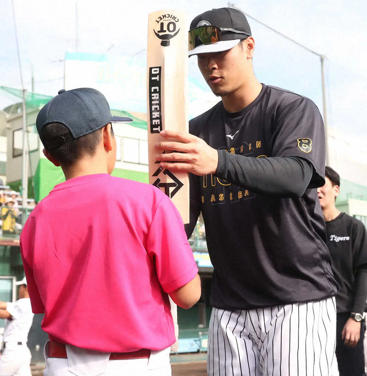 【画像・写真】阪神　1、2軍で野球教室を開催　佐藤輝はクリケットのバット持参で熱血指導