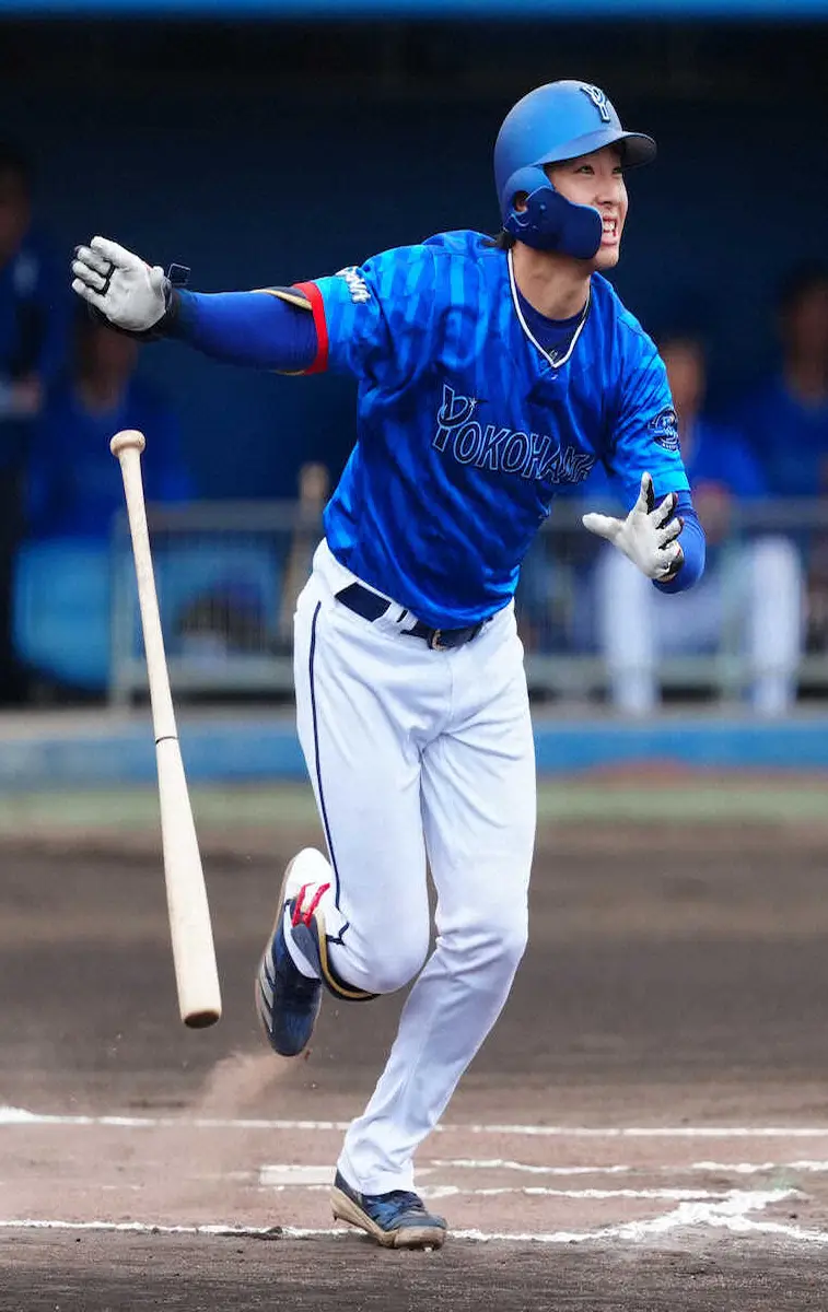 【画像・写真】初回、ソロ本塁打を放つDeNA・度会（撮影・島崎忠彦）